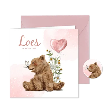 Lief geboortekaartje met beer en vlinder tussen de bloemen